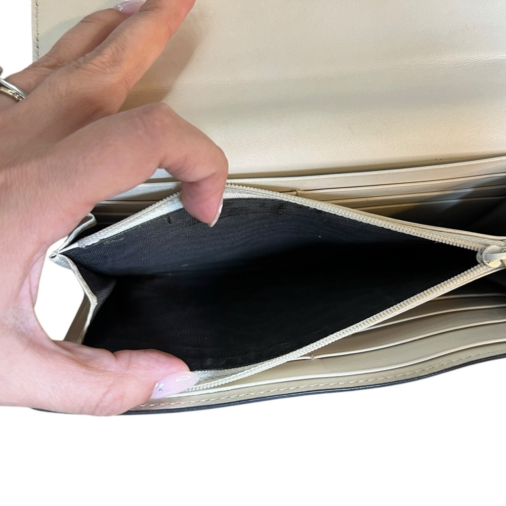 Gucci GG Supreme Continental Wallet in white, tan and red & green bow - Picture 7 of 11